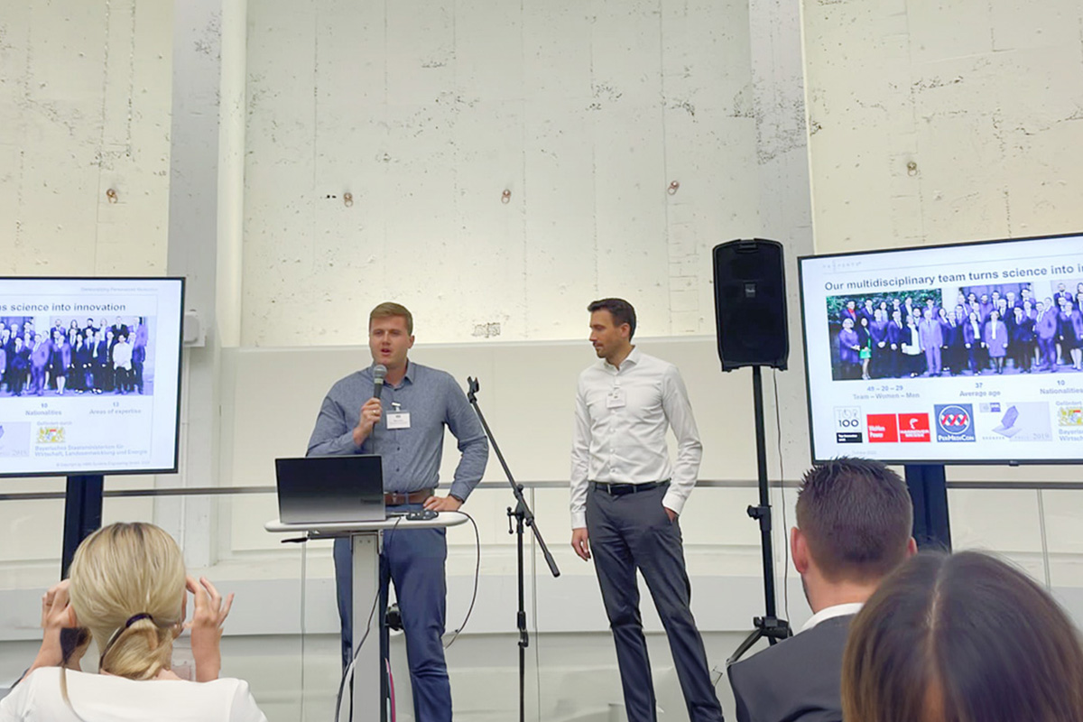 Zwei Mitarbeiter halten einen Vortrag